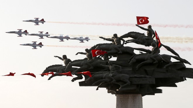 Türk Yıldızları İzmir de nefesleri kesti