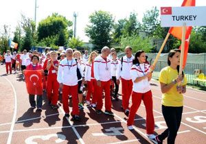 İzmirli veteran atletler Balkanlar da şov yaptı
