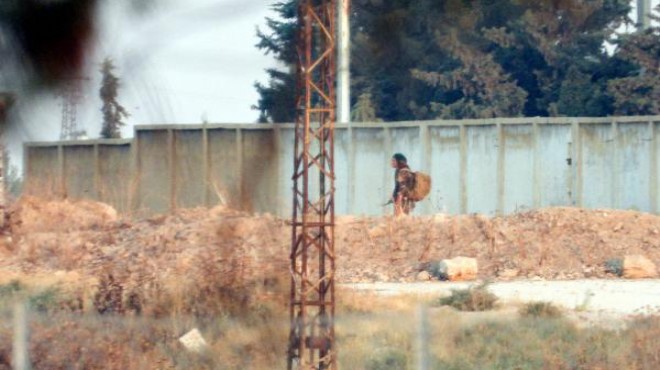 Türkiye den görüntülendi: Sınırda silahla dolaşıyorlar!