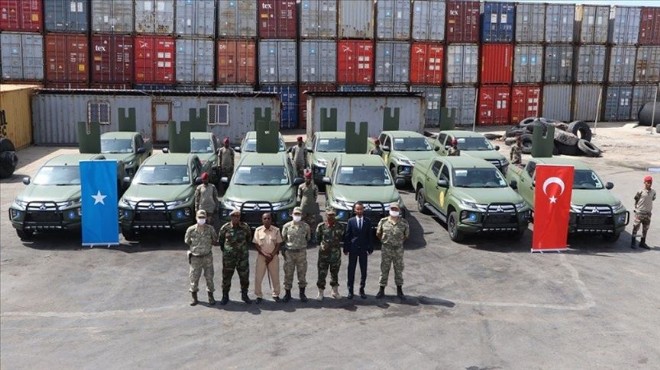 Türkiye den Somali ye 12 askeri arazi aracı