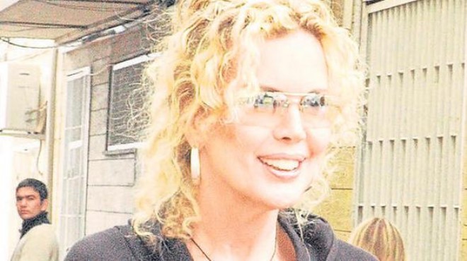 Ünlü şarkıcı İzmir’de otelde gözaltına alındı!