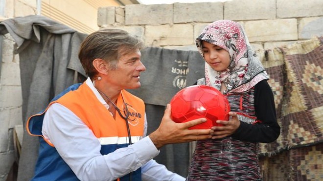 Ünlü Türk cerrah Dr. Mehmet Öz Suriyelilerle buluştu