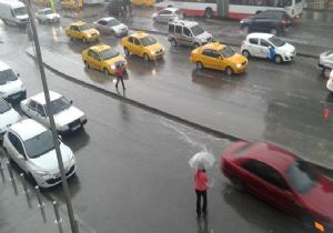 İzmir’de yaz ortasında sağanak kabusu: AVM nin çatısı çöktü