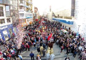 Karşıyaka’da 23 Nisan coşkusuna karnaval gibi açılış 