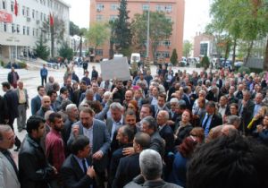 İzmir’de ‘Maskeli pankart’ davası: CHP’li Başkan hakim karşısına çıktı 