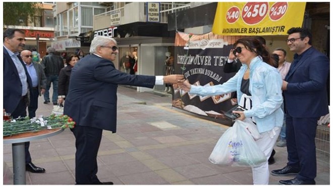 Urfalı iş adamı, Kadınlar Günü’nde İzmir de binlerce gül dağıttı