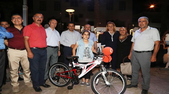 Urla Belediyesi nden başarılı öğrencilere bisiklet