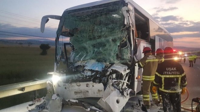 Uşak ta yolcu otobüsüyle kamyon çarpıştı: 2 ölü, 18 yaralı