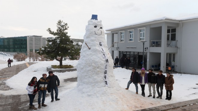 Uşak Üniversitesi kampüsüne dev kardan adam