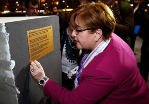 İzmir de utanç duvarı: Bin 169 kadının adı var!..
