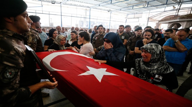 Vefat eden polis İzmir de son yolculuğuna uğurlandı
