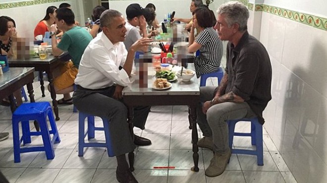 Vietnam’da şehir lokantası, taburede Obama!