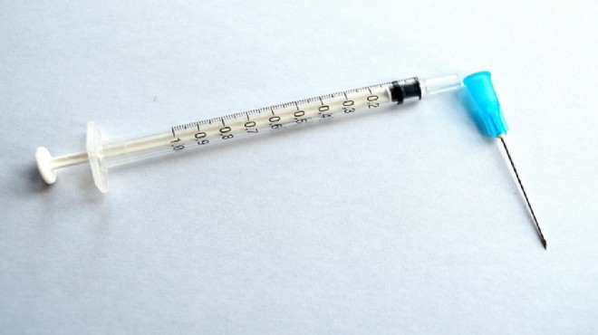 Virüs aşısı gönüllü adaylar üzerinde uygulanıyor