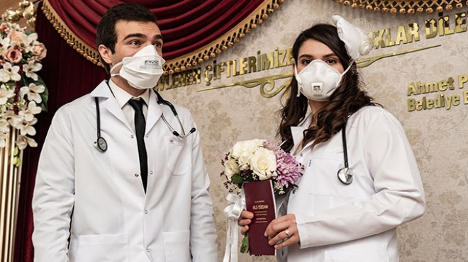 Virüs mesaisi yapan doktor çiftten nikah molası!