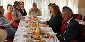 Gaziemirli kadınlardan Başkan Şenol’a kahvaltılı teşekkür