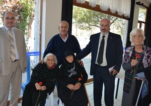 AK Parti İzmir yaşlıları unutmadı