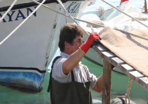 Urla’da balıkçı barınağı yıkıldı: Tekne sahiplerinden isyan 