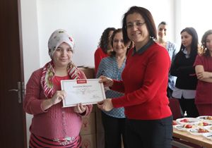 Bornova nın yeni anneleri sertifikalarını aldı