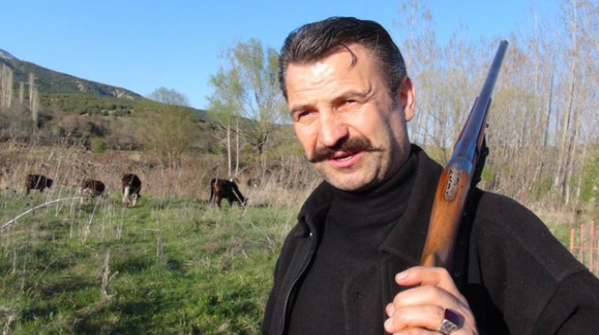Yatırım için geldiği Türkiye den dönemeyince omzunda tüfekle hayvan otlatıyor