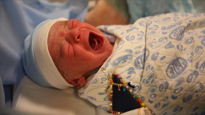 Hastanelerde yoğun mesai: 2020 nin ilk bebekleri...