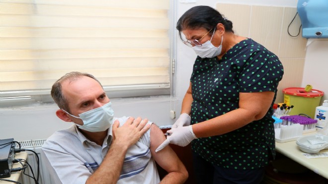 Yerli aşı TURKOVAC, İzmir de gönüllülere uygulandı