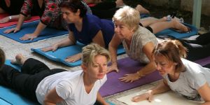 Konaklı ev hanımları yogayla stres atıyor