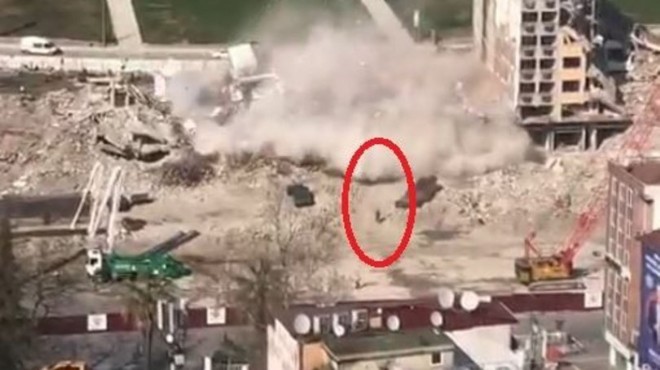 Yıkılan binanın enkazı altında kalmaktan saniyelerle kurtuldu