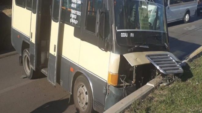Yolcu minibüsü yayaya ve refüje çarptı: 3 yaralı