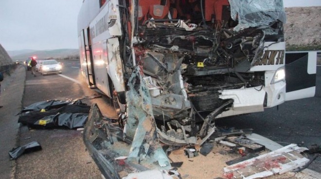 Yolcu otobüsü TIR a arkadan çarptı: Ölü ve yaralılar var