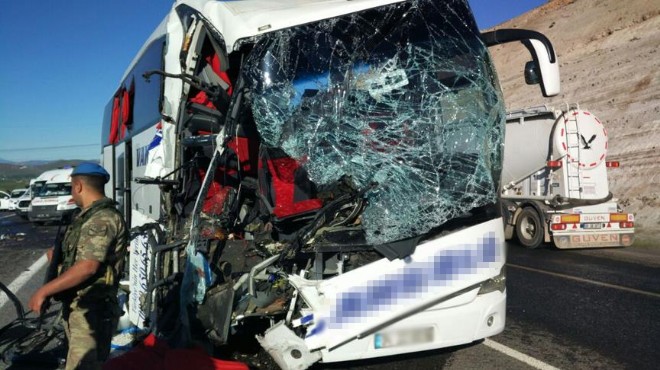 Yolcu otobüsü TIR a çarptı: Ölü ve yaralılar var