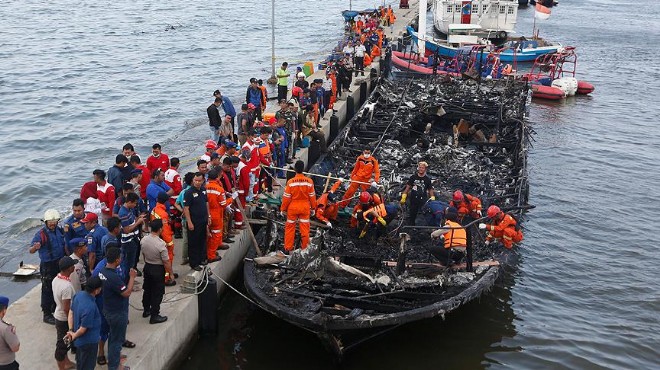 Yolcu taşıyan teknede yangın: 23 ölü