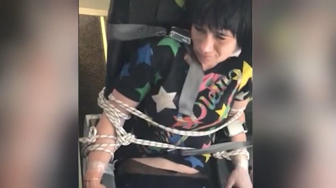 Yolcuları rahatsız eden kadın koltuğa bağlandı!