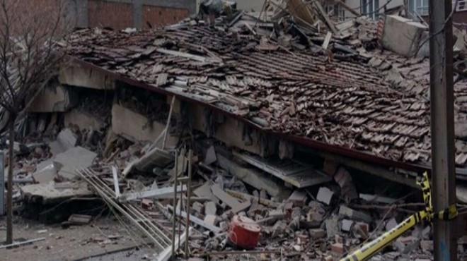 Yozgat ta 4 katlı bina çöktü