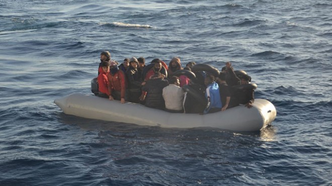 Yunan güvenlik güçlerinin ölüme terk ettiği göçmenler kurtarıldı