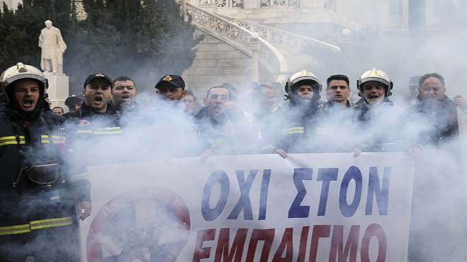 Yunan itfaiyeciler İdari Reform Bakanlığı nı işgal etti