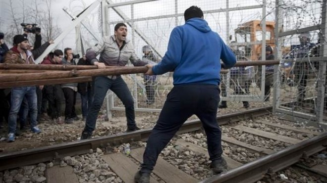 Yunanistan da bekleyen mülteciler sınırı  yıkıp geçti 