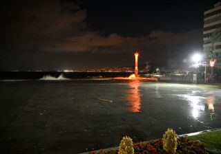 İzmir'de gece yarısı felaketi... Deniz taştı, kent sular altında kaldı!