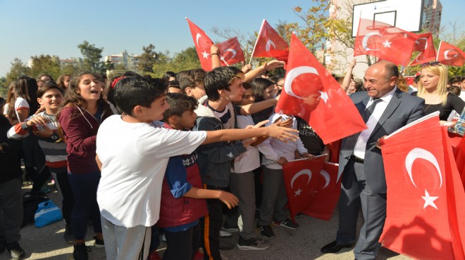 Başkan Hasan Arslan’dan 20 bin öğrenciye Türk Bayrağı