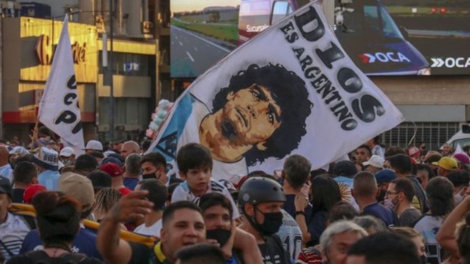  Maradona öldürüldü  diyen on binler sokaklarda