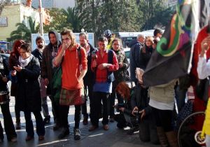 İzmir de ilginç eylem: Özgecan için etek giydiler