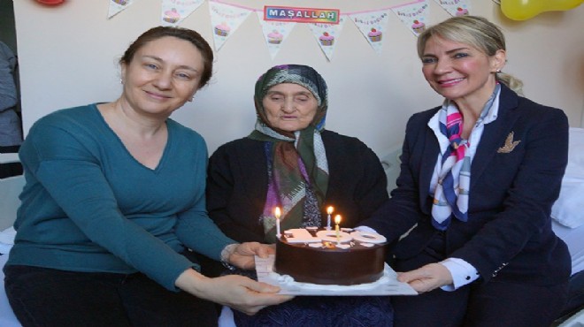 100 üncü yaş gününü hastanede kutladı