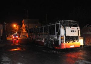 İzmir’de maskeli dehşet: Belediye otobüsünü yaktılar! 