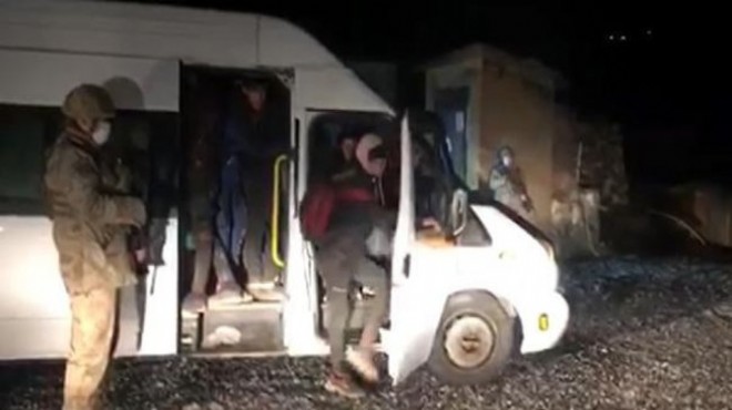 15 er kişilik iki minibüsten 63 göçmen çıktı