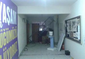İzmir’de yine gergin gece: HDP binası taşlandı 