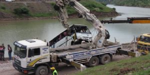 Tur otobüsü barajı uçtu: 6 ölü, 26 yaralı 