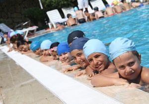  Gaziemirli çocukların havuz keyfi