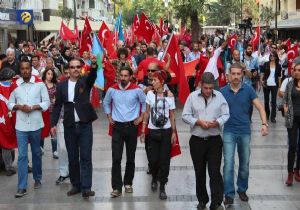 Bayrak ve Atatürk büstlerine saldırılara İzmir’de protesto 