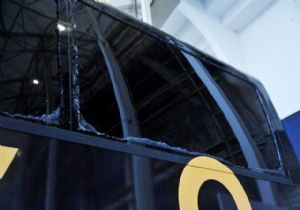 Galatasaray otobüsüne çekiçli ve taşlı saldırı! 