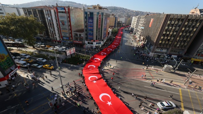Yürüyüşler, törenler, mesajlar... İzmir de yer gök kırmızı-beyaz!