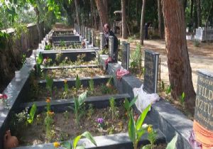 Kaza kurbanı tarım işçilerine yas mezarı 
